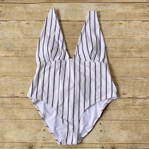 NWT Cupshe Stripe One Piece Swimsuit Size Small